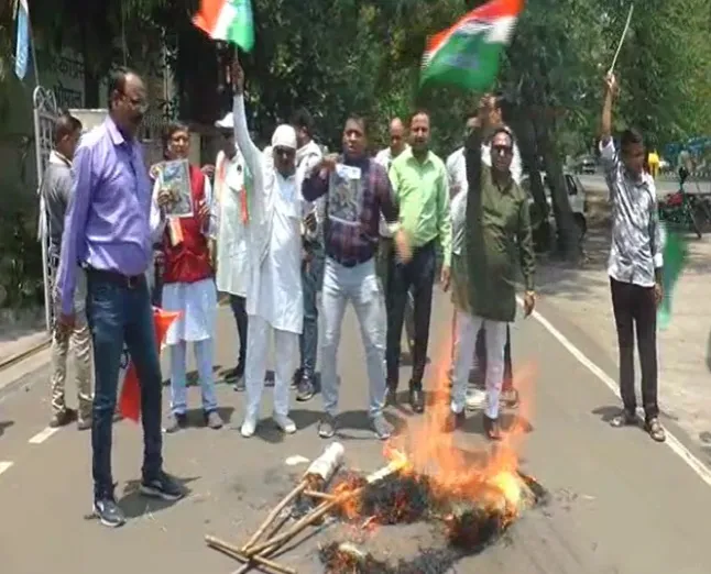 भोपाल में गरमाई सियासत : मंत्री विजय शाह के बयान पर कांग्रेस का हल्लाबोल, पुतला जलाकर जताया विरोध
